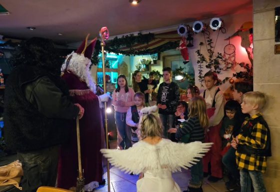 Nikolaus begrüßt Kinder bei einer Feier