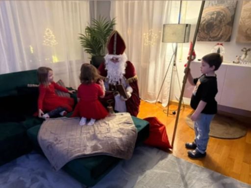 Nikolaus liest aus dem goldenen Buch vor