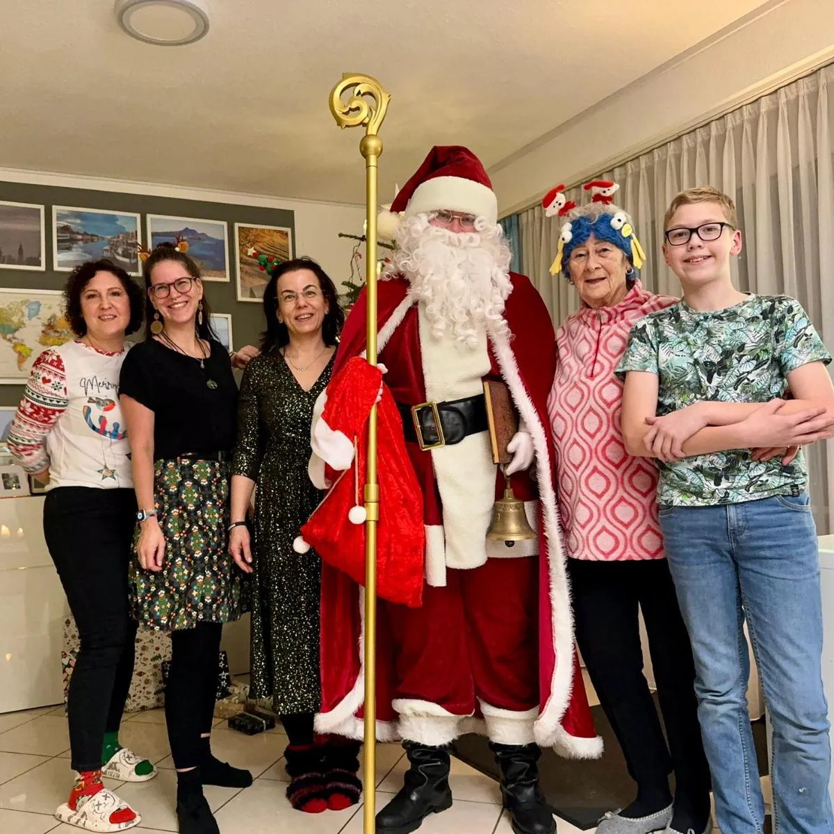 Weihnachtsmann bei einem Familienauftritt in Augsburg Weihnachtsmann posiert gemeinsam mit einer großen Familie